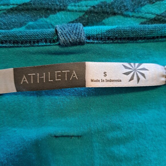Athleta Green Animal Print Graphic Scoop Neck Top Size Small - Picture 5 of 6